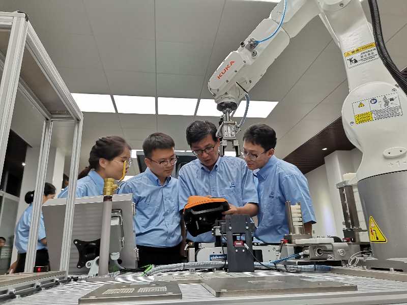 領(lǐng)跑智能工廠建設(shè)的尖兵——記陜鈾公司溫偉省級(jí)技能大師工作室技術(shù)推廣